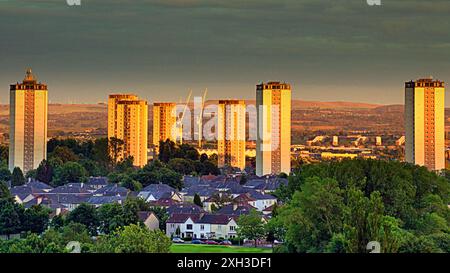 Glasgow, Schottland, Großbritannien. 11. Juli 2024: Wetter in Großbritannien: Sonnenuntergang rot über dem Ritterwald Golfplatz, den Hochhäusern des Scotstoun in der Stadt. Credit Gerard Ferry/Alamy Live News Stockfoto