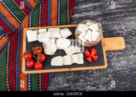 Käsesammlung, Käsebällchen aus Ziegenkäse aus Gaziantep Truthahn. In Scheiben geschnittener ​​pickled Feta-Käse aus Ziegenmilch. Lokaler Name ; Pendir. Stockfoto