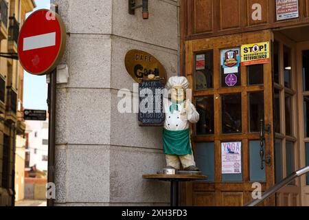 Astorga, Spanien - 4. Juni 2023: Eine Statue des Küchenchefs steht stolz an der Ecke eines Gebäudes und zeigt kulinarische Expertise. Die Statue verleiht t Charakter Stockfoto