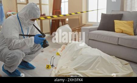 Der forensische Experte für Schutzanzüge fotografiert Beweise am Tatort in Innenräumen mit Körper- und Blutspritzern. Stockfoto