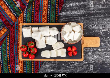 Käsesammlung, Käsebällchen aus Ziegenkäse aus Gaziantep Truthahn. In Scheiben geschnittener ​​pickled Feta-Käse aus Ziegenmilch. Lokaler Name ; Pendir. Stockfoto