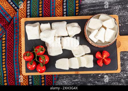 Käsesammlung, Käsebällchen aus Ziegenkäse aus Gaziantep Truthahn. In Scheiben geschnittener ​​pickled Feta-Käse aus Ziegenmilch. Lokaler Name ; Pendir. Stockfoto