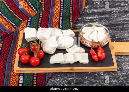 Käsesammlung, Käsebällchen aus Ziegenkäse aus Gaziantep Truthahn. In Scheiben geschnittener ​​pickled Feta-Käse aus Ziegenmilch. Lokaler Name ; Pendir. Stockfoto