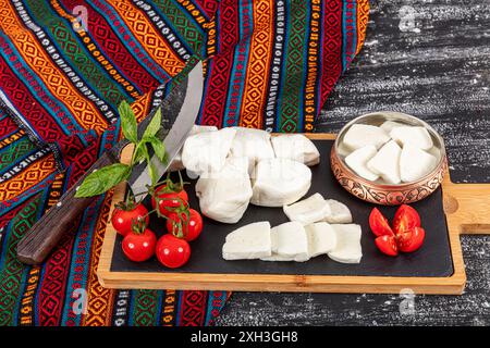 Käsesammlung, Käsebällchen aus Ziegenkäse aus Gaziantep Truthahn. In Scheiben geschnittener ​​pickled Feta-Käse aus Ziegenmilch. Lokaler Name ; Pendir. Stockfoto