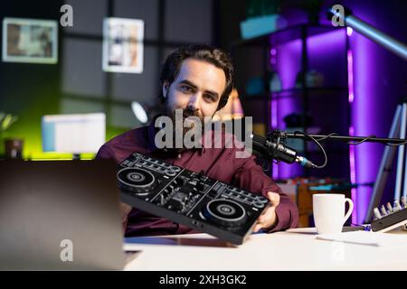 Überprüfung der Filmtechnologie für Content Creator, Empfehlung für den neu eingeführten DJ-Controller. Influencer, der sich nach dem Testen für qualitativ hochwertige Soundmischgeräte vor Followern einsetzt Stockfoto