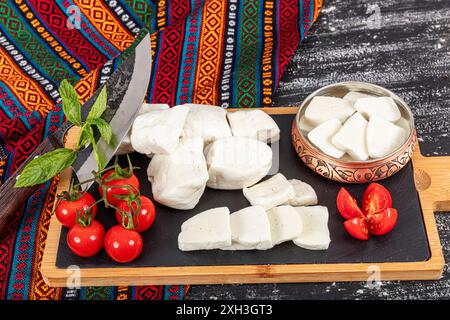 Käsesammlung, Käsebällchen aus Ziegenkäse aus Gaziantep Truthahn. In Scheiben geschnittener ​​pickled Feta-Käse aus Ziegenmilch. Lokaler Name ; Pendir. Stockfoto
