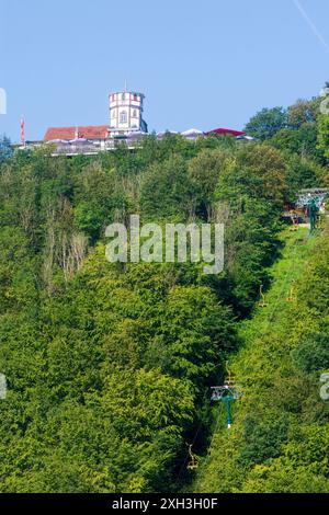 Bad Lauterberg im Harz: Sessellift Burgseilbahn zum Berg und Restaurant Berggaststätte Hausberg im Harz, Niedersachsen, Deutschland Stockfoto