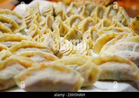 Viele Knödel auf einem weißen Tisch Stockfoto