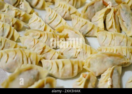 Viele Knödel auf einem weißen Tisch Stockfoto