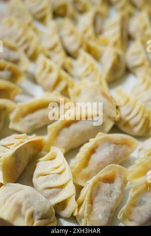 Viele Knödel auf einem weißen Tisch Stockfoto