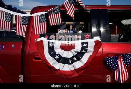 Ein Mann und sein Sohn, gekleidet in nachgebildeter Militärkleidung des 18. Jahrhunderts, nehmen an einer Parade am 4. Juli in Hendersonville, NC, Teil. Stockfoto