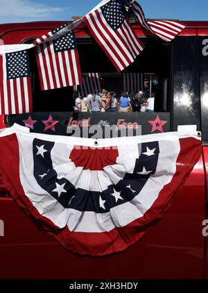 Ein Mann und sein Sohn, gekleidet in nachgebildeter Militärkleidung des 18. Jahrhunderts, nehmen an einer Parade am 4. Juli in Hendersonville, NC, Teil. Stockfoto