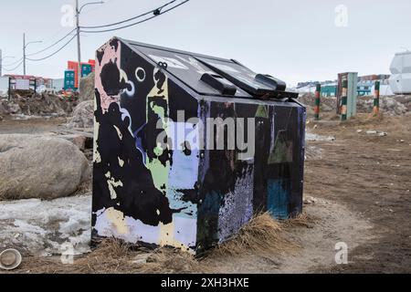 Abstraktes Wandbild auf einem Mülltonne im Iqaluit Square Park in Nunavut, Kanada Stockfoto