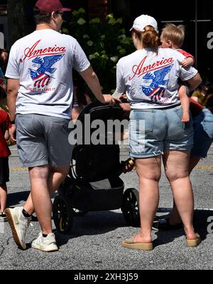 Ein Paar mit passenden „America Love IT or Leave IT“-T-Shirts sieht sich eine Parade am 4. Juli in Hendersonville, North Carolina, an. Stockfoto