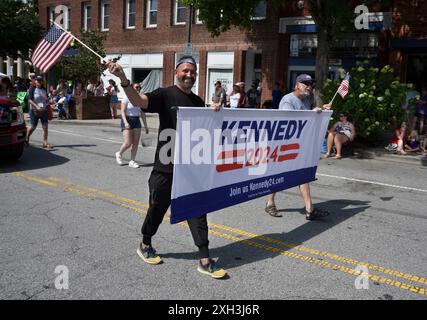 Anhänger von Robert F. Kennedy Jr., einem Kandidaten für den US-Präsidenten, nehmen an einer Parade am 4. Juli in Hendersonville, North Carolina, Teil. Stockfoto