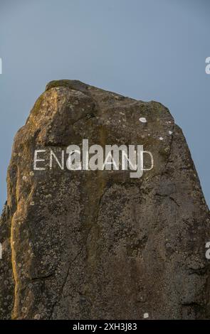 Carter Bar, Großbritannien. Juli 2024. England Border, Carter Bar, Northumberland, Großbritannien Ein Blick auf den Felsen in England, englische Grenze zu Schottland in der Carter Bar, Northumberland. England trifft am Sonntagabend im Fußball-Finale der Euro 2024 gegen Spanien. Bildnachweis: phil wilkinson/Alamy Live News Stockfoto