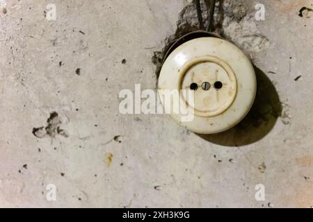 Alte Steckdose an einer Betonwand. Stockfoto