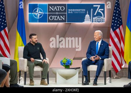 Washington, Usa. Juli 2024. U. US-Präsident Joe Biden, Zentrum, hält ein bilaterales Treffen mit dem ukrainischen Präsidenten Wolodymyr Zelenskyy, links, am Rande des 75. Jahrestages des NATO-Gipfels im Walter E. Washington Convention Center, 11. Juli 2024 in Washington, DC Credit: Oliver Contreras/White House Photo/Alamy Live News Stockfoto