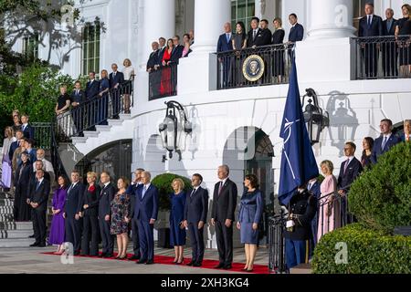 Washington, Usa. Juli 2024. U. US-Präsident Joe Biden, Center, und First Lady Jill Biden stehen für die Ankunftszeremonie für das Gala-Dinner anlässlich des 75. Jahrestages des NATO-Gipfels auf dem Südrasen des Weißen Hauses, 10. Juli 2024 in Washington, DC Credit: Adam Schultz/White House Photo/Alamy Live News Stockfoto