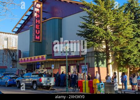 Konzertfans stehen im April 2024 vor dem Orpheum Theater, das ursprünglich ein Filmhaus aus dem Jahr 1916 in der Innenstadt von Flagstaff Arizona war Stockfoto