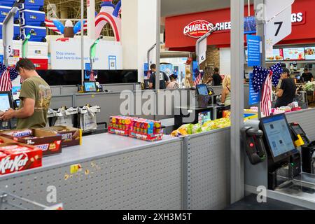 USA - 6. Juni 2024: Selbstbedienungskassen in einem Supermarkt in den USA, ausgestattet mit modernen Technologien zur schnellen und effizienten Selbstabfertigung von Kunden *** Selbstbedienungskassen in einem Supermarkt in den USA, gestattet mit modernen Technologien zur schnellen und effizienten Selbstabfertigung von Kunden Stockfoto