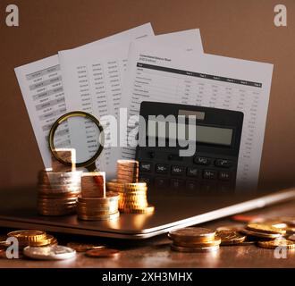 Budgetkonzept. Taschenrechner, Daten, Laptop und Münzen, doppelte Belichtung Stockfoto