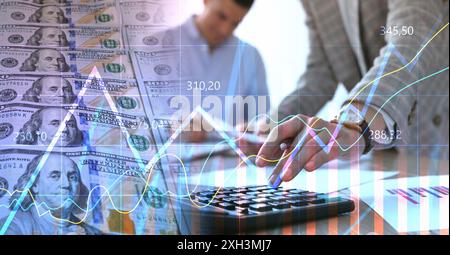 Budgetkonzept, Bannerdesign. Leute, die am Tisch arbeiten, Dollar und Grafiken, Mehrfachbelichtung Stockfoto