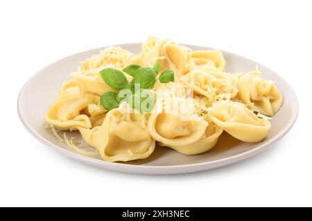 Teller mit gekochten Klößchen mit Käse und Basilikum auf weißem Hintergrund Stockfoto