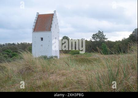 Der Turm der Sandkirche aus dem 14. Jahrhundert in den Sanddünen voller Weidelgras, Skagen, Dänemark, 30. Mai 2024 Stockfoto
