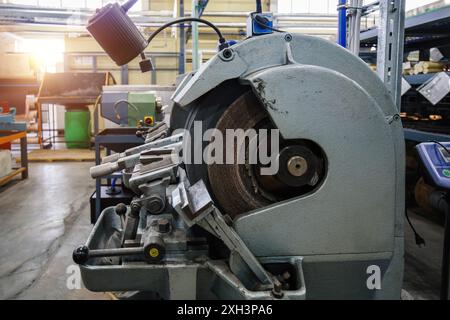 Moderne industrielle Schleifmaschine in der Metallbearbeitung. Stockfoto