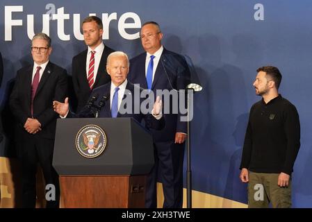 Premierminister Sir Keir Starmer (links) und ukrainischer Präsident Wolodymyr Zelenskyy (rechts) schauen zu, wie US-Präsident Joe Biden spricht, wo er den ukrainischen Präsidenten Wolodymyr Zelenski während der Abschlusszeremonie bei einer Veranstaltung zum Ukraine Compact als "Präsident Putin" vorstellte. auf dem Gipfel zum 75. Jahrestag der NATO im Walter E. Washington Convention Center in Washington DC, USA. Bilddatum: Donnerstag, 11. Juli 2024. Stockfoto