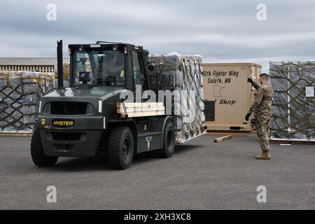 Ein Notfallteam, das der Travis Air Force Base (Kalifornien) zugewiesen wurde, führte Frachtbewegungen durch, um den Einsatz des 148th Fighter Wing auf der Kadena Air Force Base (Japan) am 26. Juni 2024 vorzubereiten. Notfalleinsatzteams, die aus Luftverkehrsspezialisten bestehen, entsenden an Orten, an denen die Unterstützung für den weltweiten Luftmobilitätseinsatz der Air Mobility Command verstärkt werden muss oder nicht existiert. Stockfoto