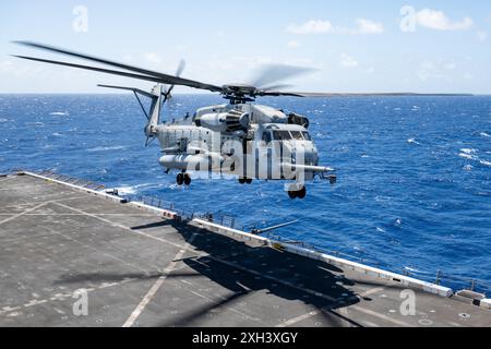 Ein CH-53E Super Hengst, der den „White Knights“ der Marine Medium Tiltrotor Squadron (VMM) 165 (verstärkt) zugeordnet ist, nähert sich dem Flugdeck des Amphibien-Transportdocks der San Antonio-Klasse USS Somerset (LPD 25) während der Übung Rim of the Pacific (RIMPAC) 2024 während seiner Fahrt im Pazifik am 10. Juli. 29 Nationen, 40 Überlandschiffe, drei U-Boote, 14 nationale Landstreitkräfte, mehr als 150 Flugzeuge und 25.000 Mitarbeiter nehmen vom 27. Juni bis 1. August an der RIMPAC Teil. RIMPAC ist die weltweit größte internationale maritime Übung und bietet eine Uni Stockfoto