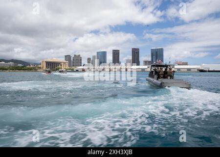 US-Küstenwache, die der Port Security Unit 311, der Coast Guard Base Los Angeles Long Beach und dem Maritime Safety and Security Team Honolulu zugewiesen sind, nehmen an einer kombinierten Sicherheitszone während der Übung Rim of the Pacific 2024, Hawaii, 12. Juli, Teil. 29 Nationen, 40 Überlandschiffe, drei U-Boote, 14 nationale Landstreitkräfte, mehr als 150 Flugzeuge und 25.000 Mitarbeiter nehmen vom 27. Juni bis 1. August an der RIMPAC Teil. RIMPAC ist die weltweit größte internationale maritime Übung und bietet eine einzigartige Schulungsmöglichkeit, während die Zusammenarbeit gefördert und unterstützt wird Stockfoto