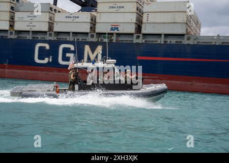 US-Küstenwache, die der Port Security Unit 311, der Coast Guard Base Los Angeles Long Beach und dem Maritime Safety and Security Team Honolulu zugewiesen sind, nehmen an einer kombinierten Sicherheitszone während der Übung Rim of the Pacific 2024, Hawaii, 12. Juli, Teil. 29 Nationen, 40 Überlandschiffe, drei U-Boote, 14 nationale Landstreitkräfte, mehr als 150 Flugzeuge und 25.000 Mitarbeiter nehmen vom 27. Juni bis 1. August an der RIMPAC Teil. RIMPAC ist die weltweit größte internationale maritime Übung und bietet eine einzigartige Schulungsmöglichkeit, während die Zusammenarbeit gefördert und unterstützt wird Stockfoto