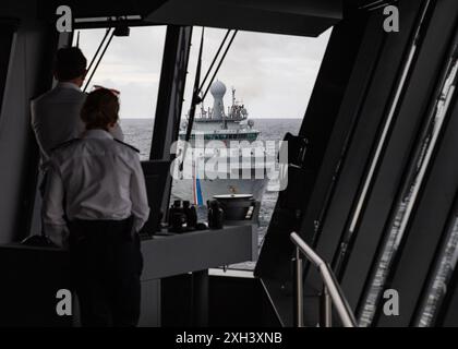 Das Schiff Thor führt im Rahmen der Operation Tugaalik am 24. Juni 2024 eine Schleppübung mit dem französischen Schiff Le Commandant Charcot vor der Küste Islands durch. Le Commandant Charcot ist ein eisbrechendes Kreuzfahrtschiff, das 12 Meter Eis brechen kann. (Foto der US-Küstenwache von Commander. Krystyn Pecora) Stockfoto