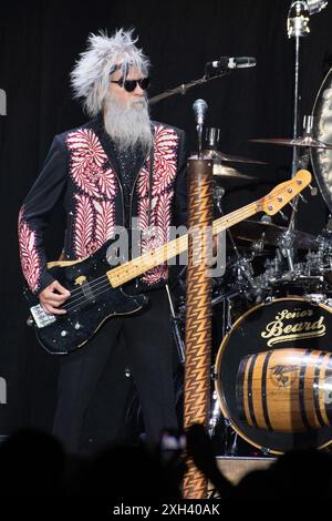 London, Großbritannien. Juli 2024. Bassist Elwood Francis von der amerikanischen Rockband ZZ Top tritt in der OVO Wembley Arena auf. Quelle: Justin Ng/Alamy Live News Stockfoto