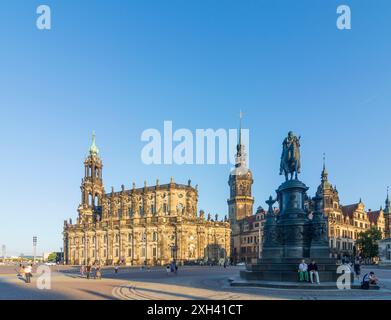 Dresden: Platz Theaterplatz, König-Johannes-Denkmal, Kirche Hofkirche, Turm Hausmannsturm des Schlosses in Sachsen, Sachsen, Deutschland Stockfoto