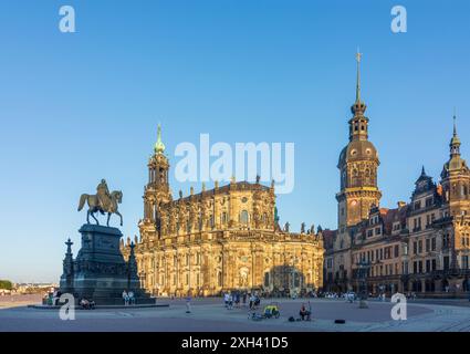 Dresden: Platz Theaterplatz, König-Johannes-Denkmal, Kirche Hofkirche, Turm Hausmannsturm des Schlosses in Sachsen, Sachsen, Deutschland Stockfoto