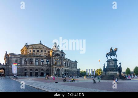 Dresden: Square Theaterplatz, König-Johannes-Denkmal, Oper Semperoper in , Sachsen, Deutschland Stockfoto