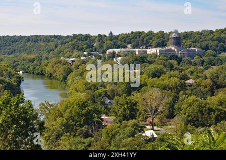 Das historische Kentucky State Capitol mit seiner Kuppel unter dem Gerüst liegt oberhalb des Kentucky River in Frankfort. Stockfoto