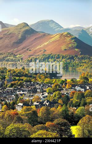 Lake District National Park, Cumbria, England. Südwestlich über die Stadt Keswick und das nördliche Ende von Derwentwater bis Cat Bells. Herbst. Stockfoto