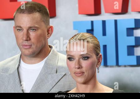 Madrid, Spanien. Juli 2024. Madrid Spanien; 07.11.2024.- Scarlett Johansson und Channing Tatum präsentieren „Fly me to the moon“ bei einem Fotobesuch in Matadero von Madrid. Der spanische Astronaut Pedro Duque begleitet sie. Vermerk: Juan Carlos Rojas/dpa/Alamy Live News Stockfoto