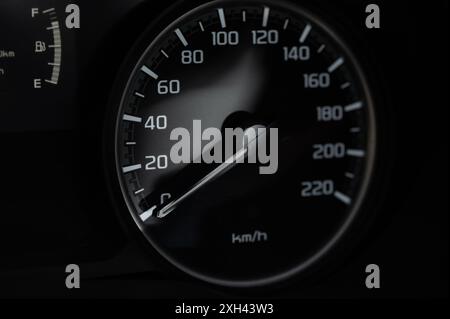 Moderner Tachometer auf schwarzem Hintergrund aus der Nähe Stockfoto