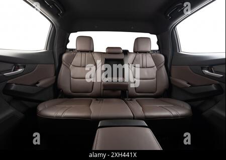 Geräumiger Sitzplatz aus Leder hinten im Pickup-Truck mit isolierten Fenstern, Vorderansicht Stockfoto