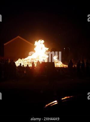 Lurgan, County Armagh, Nordirland.11. Juli 2024. Ein elfter nächtlicher Lagerfeuer in Lurgan Nordirland – solche Lagerfeuer werden traditionell am 11. Juli in loyalistischen Gegenden angezündet; die Geschichte besagt, dass die Tradition auf das Jahr 1690 zurückgeht, als die Schiffe Wilhelm III. Vor der Schlacht am Boyne in den Belfast Lough führten. Morgen (12. Juli) findet der Orange Order Paraden durch Nordirland statt, die den Sieg von Wilhelm von Orange über James in der Schlacht von den Boyne 1690 markieren. Quelle: CAZIMB/Alamy Live News. Stockfoto