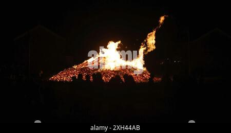 Lurgan, County Armagh, Nordirland.11. Juli 2024. Ein elfter nächtlicher Lagerfeuer in Lurgan Nordirland – solche Lagerfeuer werden traditionell am 11. Juli in loyalistischen Gegenden angezündet; die Geschichte besagt, dass die Tradition auf das Jahr 1690 zurückgeht, als die Schiffe Wilhelm III. Vor der Schlacht am Boyne in den Belfast Lough führten. Morgen (12. Juli) findet der Orange Order Paraden durch Nordirland statt, die den Sieg von Wilhelm von Orange über James in der Schlacht von den Boyne 1690 markieren. Quelle: CAZIMB/Alamy Live News. Stockfoto