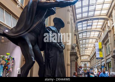 Leipzig: Mädler Arcade Gallery, Auerbachs Keller Weinkeller., Doppelstatue zweier Gruppen von Bronzestatuen von Mathieu Molitor (1873-1929). Es ist ein Faible Stockfoto