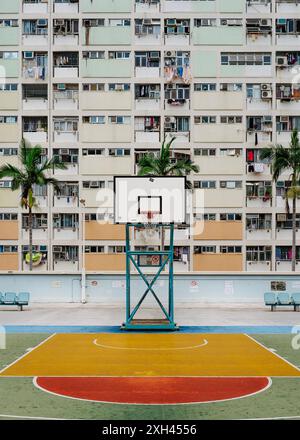 Das berühmte Choi Hung Estate in Hongkong mit seinen lebhaften, farbenfrohen Hochhäusern und einem belebten Basketballfeld ist ein markantes Symbol. Stockfoto