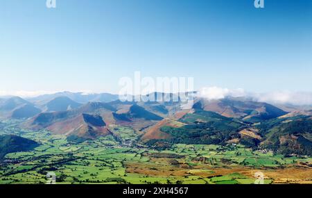 Der Lake District National Park. Die NW-Fells. SW von Skiddaw über Braithwaite Dorf, Causey Hecht, Grasmoor, Grisedale Pike Stockfoto